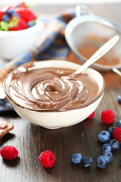 Chocolate cream and ripe berries — Stock Photo, Image