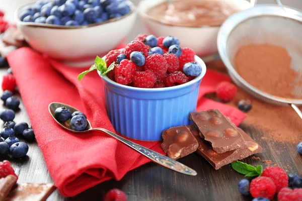 Csokoládé krém és érett bogyók — Stock Fotó