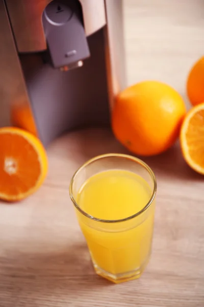 Juicer en sinaasappelsap — Stockfoto