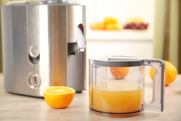 Juicer e suco de laranja — Fotografia de Stock
