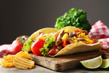 Sebze ve patates cipsi koyu arka plan üzerinde kesme tahtası üzerinde ev yapımı lezzetli börek