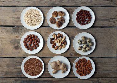 farklı ürünler üzerinde daireler ahşap tablo, üstten görünüm