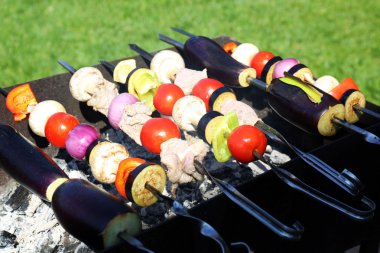 Barbekü mangal closeup ortasında