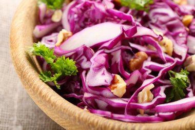 Kase closeup kırmızı lahana salatası