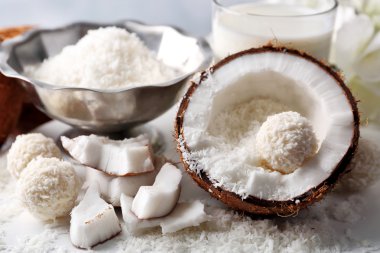 Hindistan cevizi pul ve renk ahşap arka plan üzerinde taze hindistan cevizi şekerler