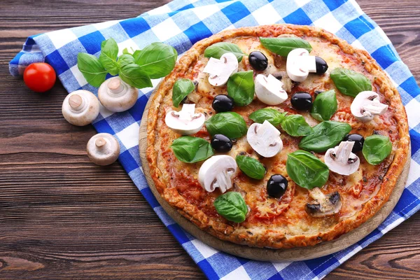 Pizza saporita con verdure — Foto Stock