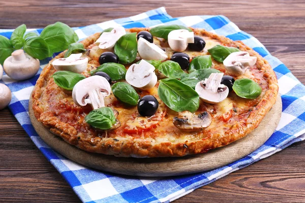 Leckere Pizza mit Gemüse — Stockfoto