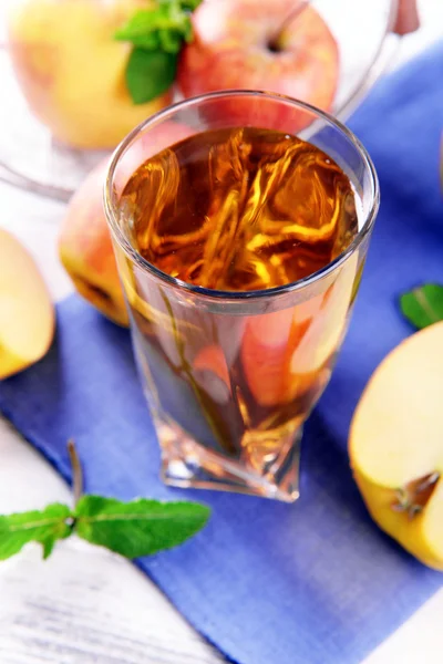 Bicchiere di succo di mela con frutta e menta fresca sul tavolo da vicino — Foto Stock