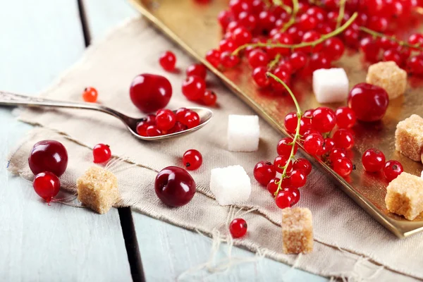 Fresh red currants with sugar on table close up — Stock Photo, Image