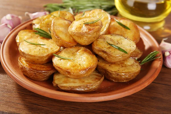 Pyszne pieczone ziemniaki z rozmarynem w misce na stole z bliska — Zdjęcie stockowe
