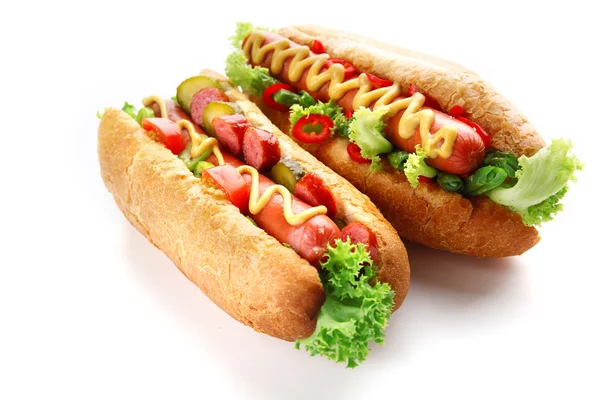 Parą świeże hot-dogi na białym tle — Zdjęcie stockowe