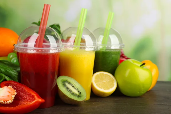 Fruta fresca da mistura do suco, bebidas saudáveis na tabela de madeira, no fundo brilhante — Fotografia de Stock