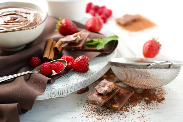 Hermosa composición con crema de chocolate — Foto de Stock