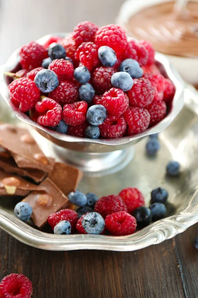 Hermosa composición con crema de chocolate — Foto de Stock