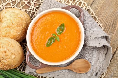 Havuç kremi-çorba buns tablo ile yakın çekim