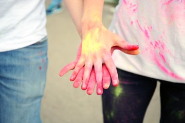Holi renkli Festivali ellerde