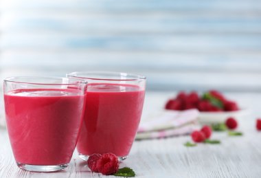 Çilek ile Ahududu milkshake bardak