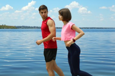 sahilde koşu insanlar