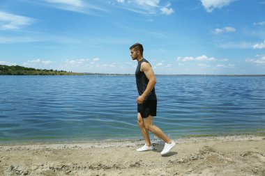 Sahilde koşan bir adam