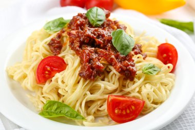 Beyaz tabak spagetti Bolonez
