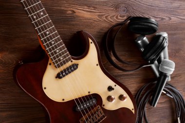 Mikrofon ve kulaklık ile elektro gitar