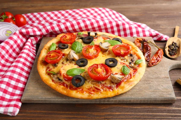 Leckere Pizza mit Gemüse — Stockfoto