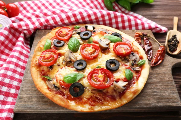 Leckere Pizza mit Gemüse — Stockfoto
