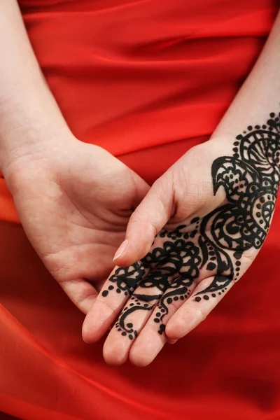 Henna na mão feminina — Fotografia de Stock