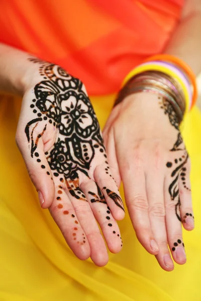 Henna na mão feminina — Fotografia de Stock
