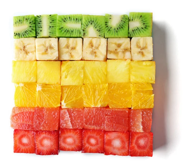 Färgglada färsk skivad frukt kuber isolerad på vit — Stockfoto