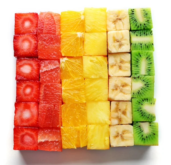 Färgglada färsk skivad frukt kuber isolerad på vit — Stockfoto