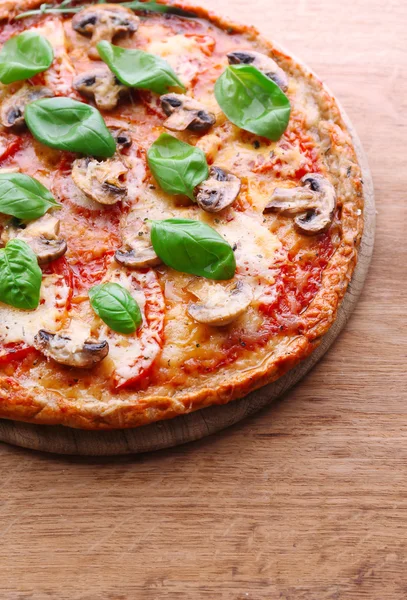 Pizza saporita con verdure — Foto Stock