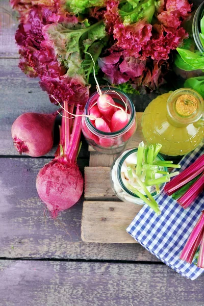 Frisches Gemüse auf dem Tisch aus nächster Nähe — Stockfoto