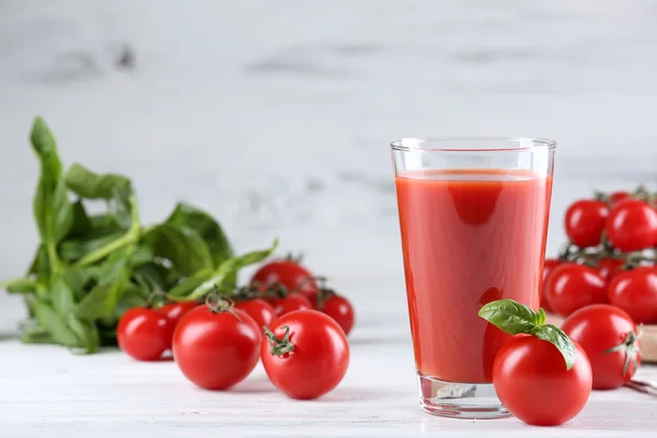 Szklankę soku pomidorowego z warzywami na drewnianym stole z bliska — Zdjęcie stockowe
