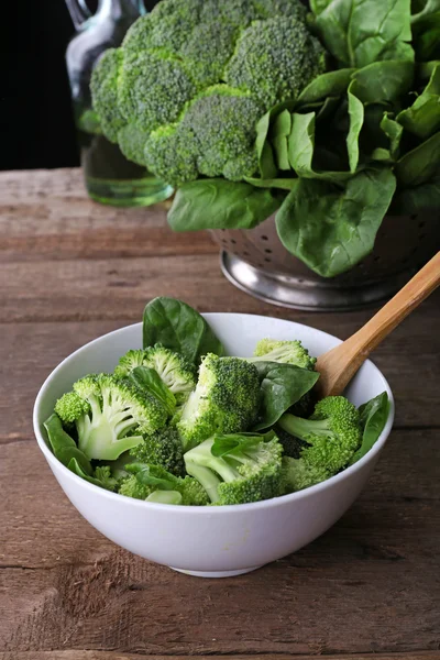 Färsk broccoli med spenat i skål — Stockfoto
