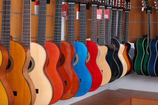 Guitars in music store — Stock Photo, Image