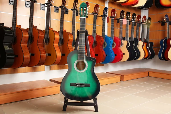 Guitars in music store — Stock Photo, Image