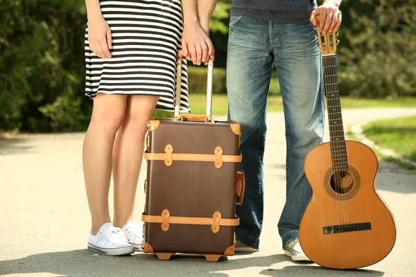 Couple avec valise vintage et guitare — Photo