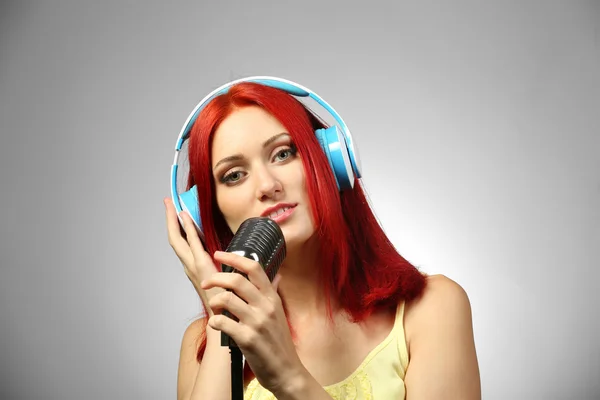 Mujer con micrófono y auriculares —  Fotos de Stock