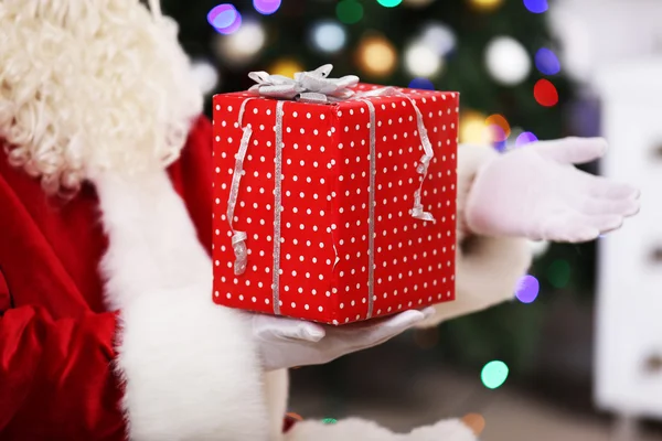 Santa dárek hospodářství — Stock fotografie