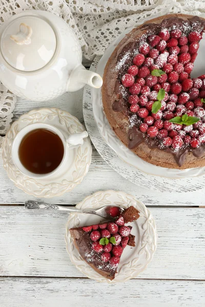 Cake with chocolate Glaze and raspberries — Stock Photo, Image