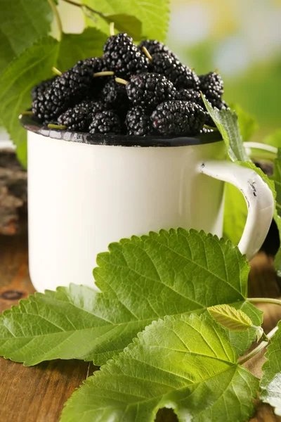 Reife Maulbeeren im Becher — Stockfoto