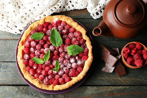 Tarte aux framboises fraîches et à la théière — Photo