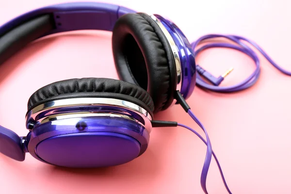 Ακουστικά σε ροζ φόντο — Φωτογραφία Αρχείου