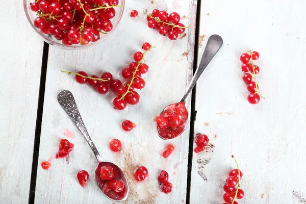 Groseilles rouges fraîches sur table en bois — Photo