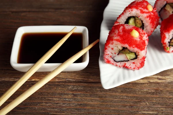 Rouleaux avec sauce et bâtonnets — Photo