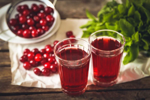 Deux verres avec du jus de cerise — Photo