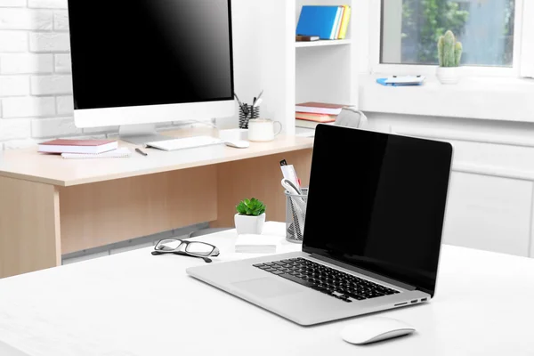 Local de trabalho com computador no escritório — Fotografia de Stock