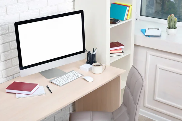 Local de trabalho com computador no escritório — Fotografia de Stock