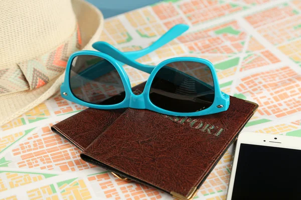 Okulary przeciwsłoneczne, paszport i mapa — Zdjęcie stockowe